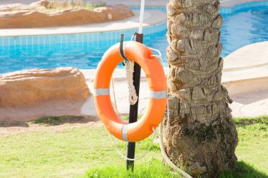 turuncu acil lifebuoy otelde tatilhavuz yakınında çit asılı