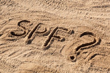 Güneş faktör kavramını korur. Plaj üzerinde soru işareti ile yazılmış SPF kelime