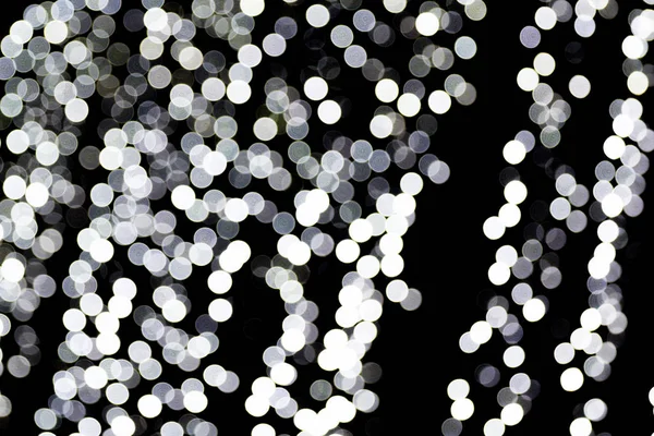 Bokeh branco abstrato sem foco no fundo preto. desfocado e desfocado muitos luz redonda — Fotografia de Stock