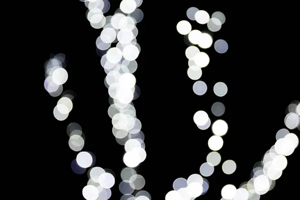 背景として抽象的な光ボケはデフォーカスと黒の背景に多くの丸い光をぼかし — ストック写真