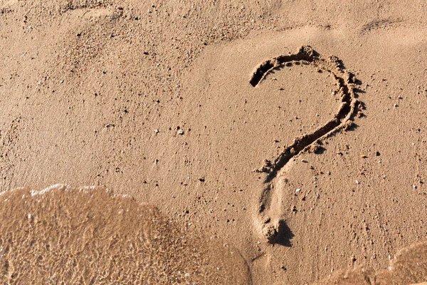 Sinal de ponto de interrogação na praia de areia perto do mar. Conceito de dilema, resposta e pergunta — Fotografia de Stock