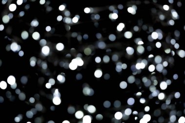 Siyah arka plan üzerine beyaz şehir ışıkları soyut bokeh. ufuk ve bulanık çok yuvarlak ışık