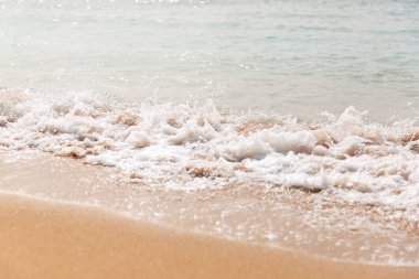 Kıyı boyunca güçlü mavi dalga tatili. Yakın çekim