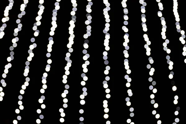 Abstrakt bokeh av vitt ljus på svart bakgrund. defokuserad och suddig många runda ljus — Stockfoto