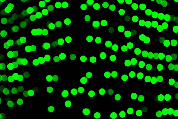 Céltalan absztrakt zöld bokeh a fekete háttér. a homályos és defocused sok kerek fény — Stock Fotó