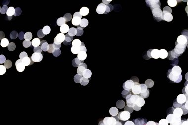 Siyah arka plan üzerine odaklanmamış soyut beyaz bokeh. ufuk ve bulanık çok yuvarlak ışık