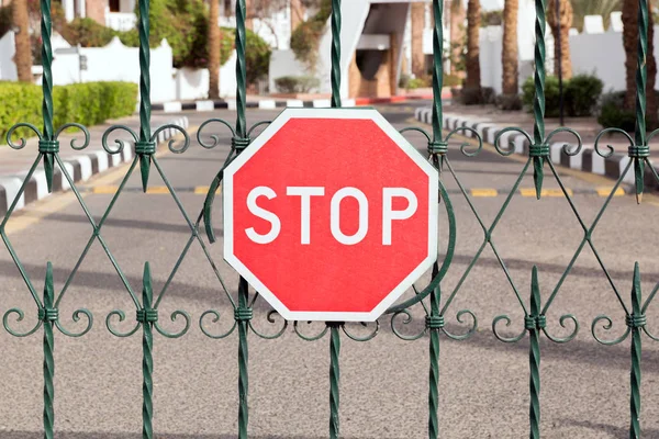 Puerta cerrada con una señal de stop rojo en la entrada del hotel — Foto de Stock