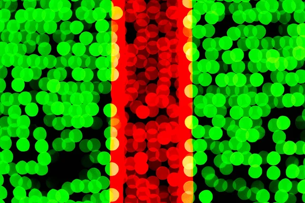 Bokeh abstracto verde y rojo desenfocado sobre fondo negro. desenfocado y difuminado muchas luces redondas — Foto de Stock