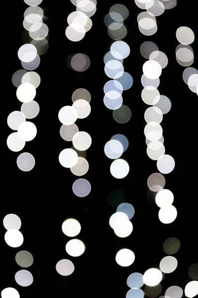 Bokeh abstrato de luzes brancas da cidade sobre fundo preto. desfocado e desfocado muitos luz redonda — Fotografia de Stock