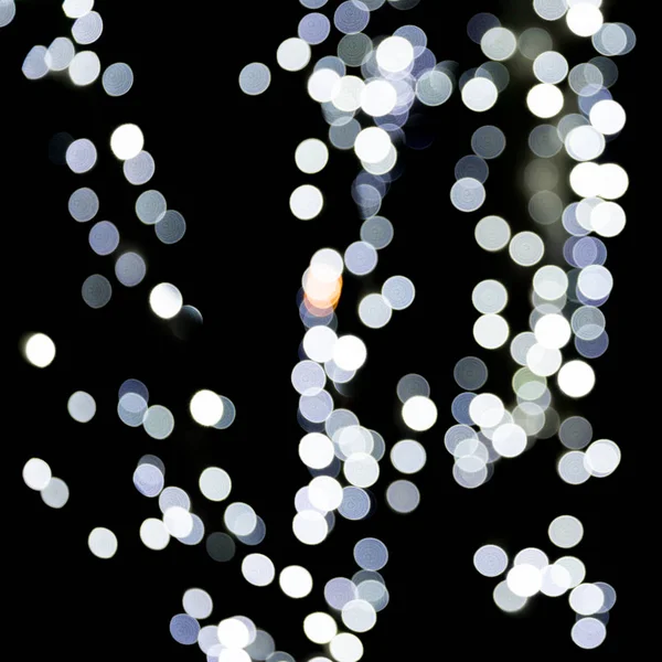 Bokeh branco abstrato sem foco no fundo preto. desfocado e desfocado muitos luz redonda — Fotografia de Stock