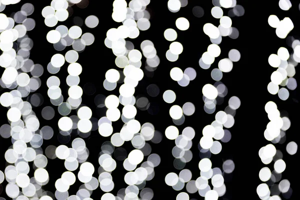 Bokeh branco abstrato sem foco no fundo preto. desfocado e desfocado muitos luz redonda — Fotografia de Stock