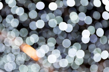 Arka planda defocused ve siyah arka planda birçok yuvarlak ışık bulanık olarak soyut ışık bokeh