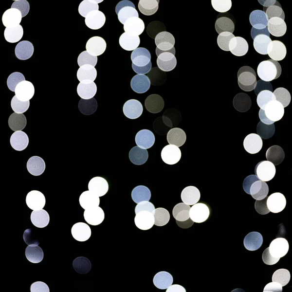 Bokeh abstrato de luzes brancas da cidade sobre fundo preto. desfocado e desfocado muitos luz redonda — Fotografia de Stock