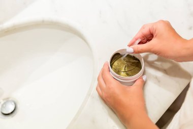 kız banyoda kutusundan göz yamaları çıkarır. Sabah spa konsepti