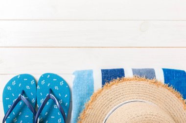 Beyaz ahşap arka planda seyahat ve tatil aksesuarları. kopya alanı ile üst görünüm yaz tatili konsepti