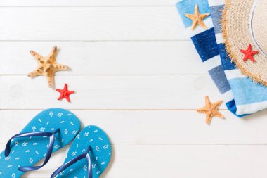 Beyaz ahşap arka planda seyahat ve tatil aksesuarları. kopya alanı ile üst görünüm yaz tatili konsepti