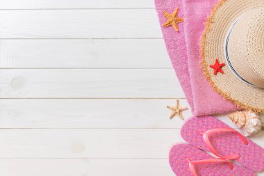 Beyaz ahşap arka planda seyahat ve tatil aksesuarları. kopya alanı ile üst görünüm yaz tatili konsepti
