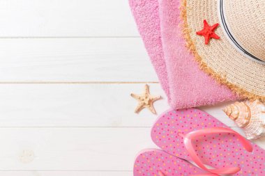 Beyaz ahşap arka planda seyahat ve tatil aksesuarları. kopya alanı ile üst görünüm yaz tatili konsepti