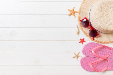 Beyaz ahşap arka planda seyahat ve tatil aksesuarları. kopya alanı ile üst görünüm yaz tatili konsepti