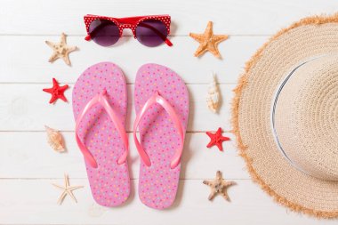 Beyaz ahşap arka planda seyahat ve tatil aksesuarları. kopya alanı ile üst görünüm yaz tatili konsepti