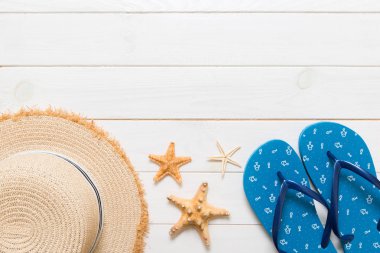 Beyaz ahşap arka planda seyahat ve tatil aksesuarları. kopya alanı ile üst görünüm yaz tatili konsepti