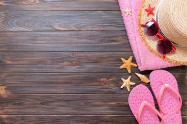 Beyaz ahşap arka planda seyahat ve tatil aksesuarları. kopya alanı ile üst görünüm yaz tatili konsepti