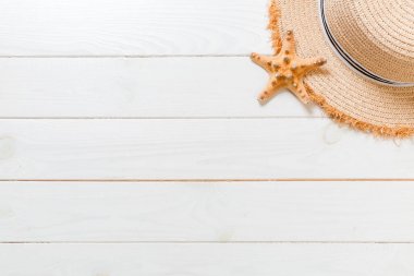 seyahat sağlık aksesuarları ile yaz tatili plaj arka plan beyaz ahşap arka plan, üst görünümü