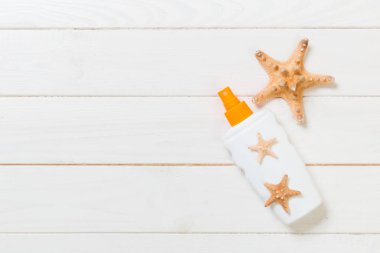 düz yatıyordu konsept yaz seyahat tatil. Kopya alanı ile beyaz ahşap masa üzerinde denizyıldızı ile güneş kremi şişeleri