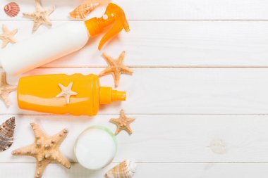 düz yatıyordu konsept yaz seyahat tatil. Güneş koruyucu şişeler ile 