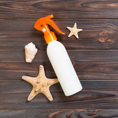 düz yatıyordu konsept yaz seyahat tatil. Güneş koruyucu şişeler ile 