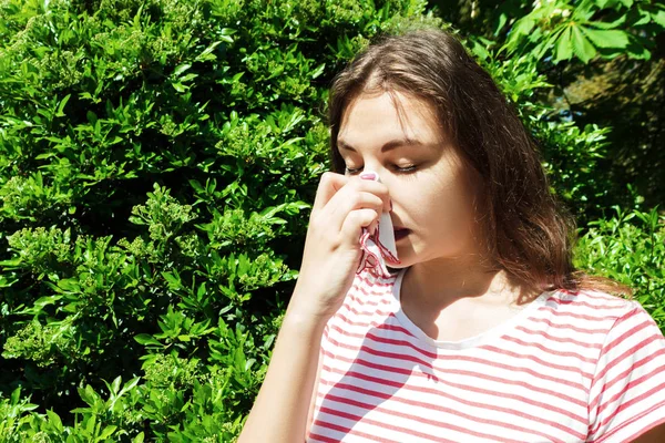 Kvinna med allergi symptom blåser näsa — Stockfoto