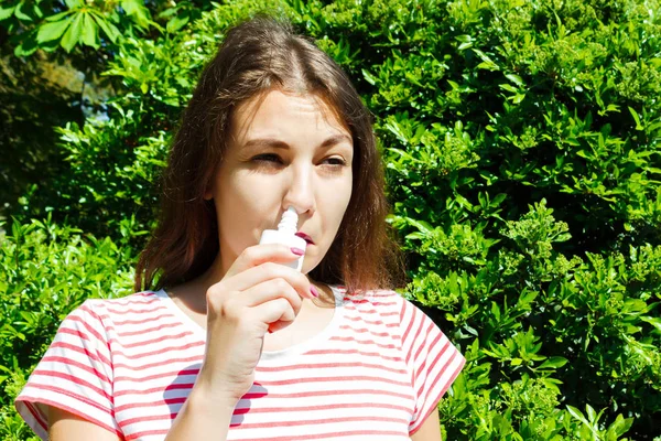 少女のしずくには、アレルギーから鼻がブロックされます。春咲くの鼻の呼吸スプレーと女性。アレルギー呼吸器系の問題を持つ女性の肖像 — ストック写真