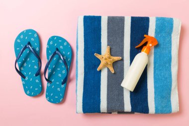 Pembe arka plan üst görünüm düz güneş kremi şişe veya vücut spreyi kopya alanı ile yatıyordu. Plaj deniz aksesuarları ile tatil tatil seyahat konsepti