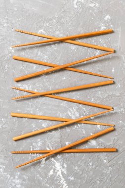 Siyah çimento taş arka plan üzerinde birçok bambu çubukları, kopya alanı ile üst görünümü. bir süs şeklinde suşi çubukları bir sürü