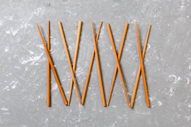 Siyah çimento taş arka plan üzerinde birçok bambu çubukları, kopya alanı ile üst görünümü. bir süs şeklinde suşi çubukları bir sürü