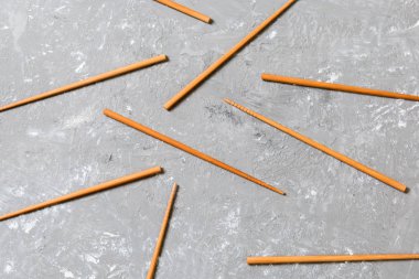 Siyah çimento taş arka plan üzerinde birçok bambu çubukları, kopya alanı ile üst görünümü. bir süs şeklinde suşi çubukları bir sürü