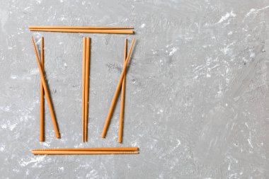 Siyah çimento taş arka plan üzerinde birçok bambu çubukları, kopya alanı ile üst görünümü. bir süs şeklinde suşi çubukları bir sürü