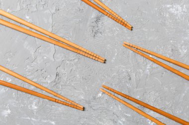 Siyah çimento taş arka plan üzerinde birçok bambu çubukları, kopya alanı ile üst görünümü. bir süs şeklinde suşi çubukları bir sürü