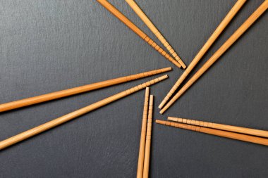 Siyah kayrak arka plan üzerinde birçok bambu çubukları, dokulu, opy alanı ile üst görünümü