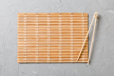 kopya stace ile taş Arka Plan Üst görünümü üzerinde boş bambu paspas veya ahşap plaka ile iki suşi eğitim çubukları