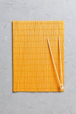 kopya stace ile taş Arka Plan Üst görünümü üzerinde boş bambu paspas veya ahşap plaka ile iki suşi eğitim çubukları