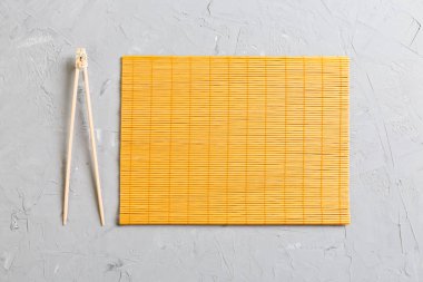 kopya stace ile taş Arka Plan Üst görünümü üzerinde boş bambu paspas veya ahşap plaka ile iki suşi eğitim çubukları