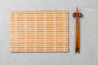 kopya stace ile taş Arka Plan Üst görünümü üzerinde boş bambu paspas veya ahşap plaka ile iki suşi çubukları
