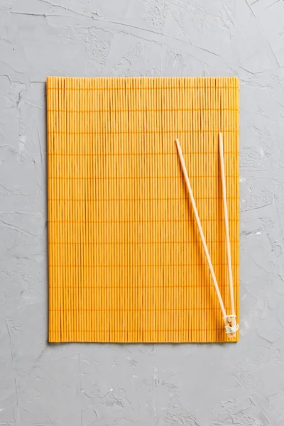 kopya stace ile taş Arka Plan Üst görünümü üzerinde boş bambu paspas veya ahşap plaka ile iki suşi eğitim çubukları