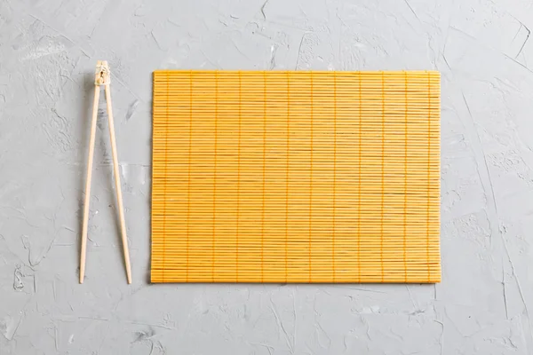 kopya stace ile taş Arka Plan Üst görünümü üzerinde boş bambu paspas veya ahşap plaka ile iki suşi eğitim çubukları