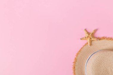kopya alanı ile seastar üst görünümü ile sarı retro hasır şapka. pembe arka plan üzerinde yaz konsepti