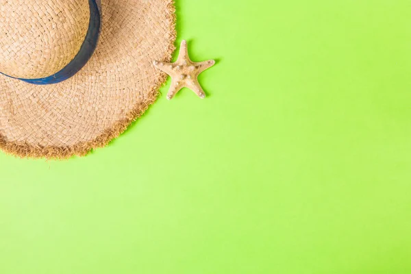 Sombrero de paja retro amarillo con vista superior de mar con espacio de copia. concepto de verano sobre fondo verde — Foto de Stock