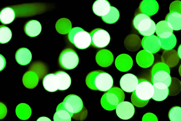 Unfocus astratto colorato bokeh sfondo nero. sfocato e sfocato molti semaforo verde rotondo — Foto Stock