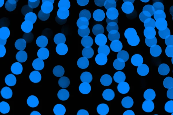 Nieskoncentrowany abstrakcyjny ciemny niebieski bokeh na czarnym tle. rozmazany i rozmyty wiele okrągłych świateł — Zdjęcie stockowe