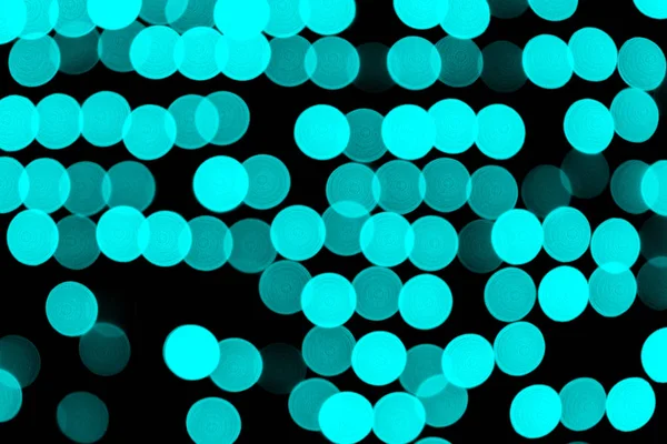 Unkonzentrierte abstrakte bunte Bokeh schwarzen Hintergrund. Defokussiert und verschwommen viele runde blaue Lichter — Stockfoto